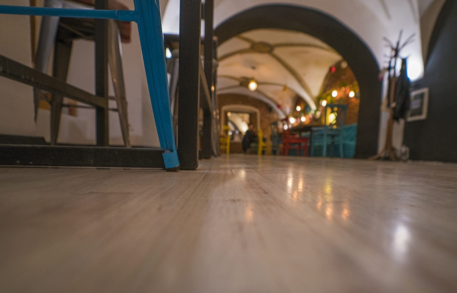 Lucrare de montaj parchet — proiectul Arcade Bar